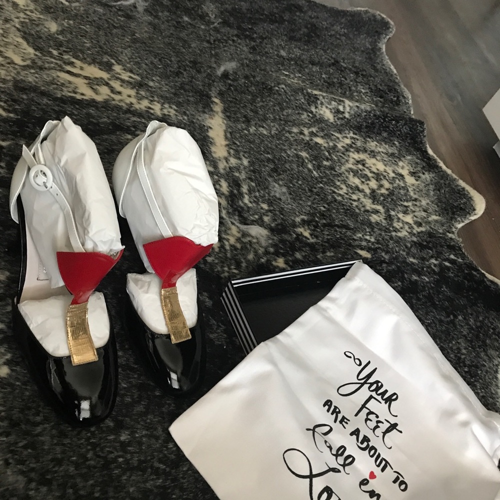 LULU GUINNESS classy lipstick heels.